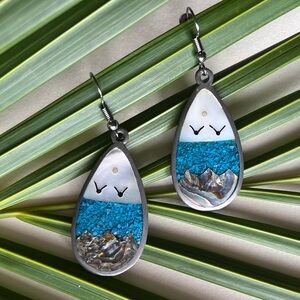 Vintage 1991 Geniuine Abalone & Mother of Pearl  Earrings with crushed Turquoise